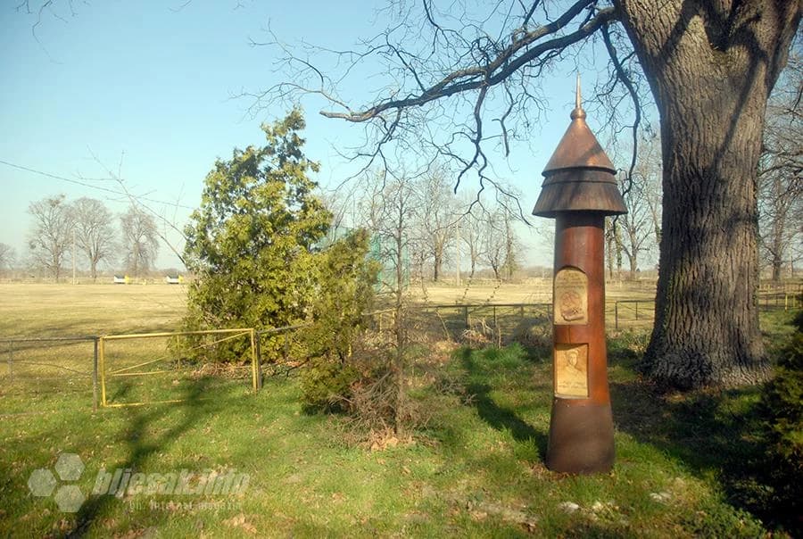 …i spomeničići na parkingu