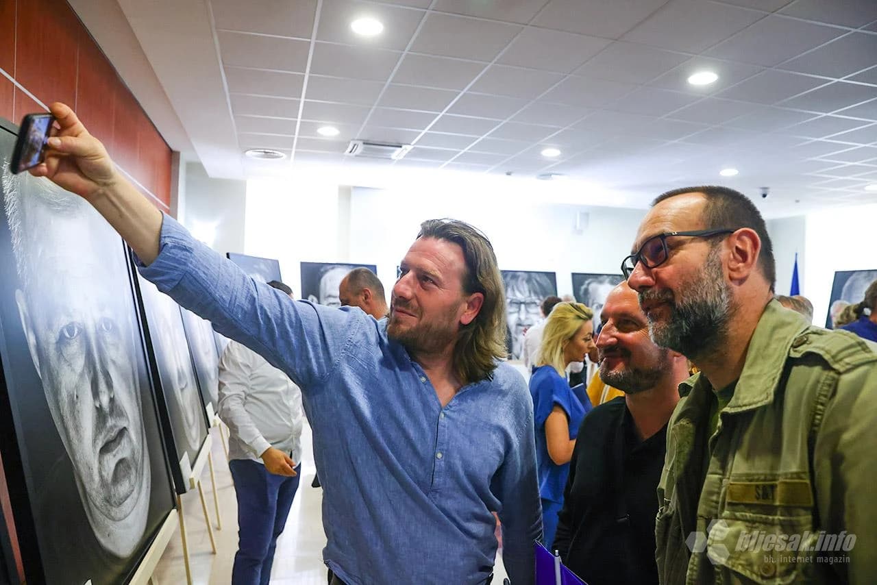 Mostarcima kroz izložbu 'Lično' Velije Hasanbegovića predstavljeni portreti žrtava rata