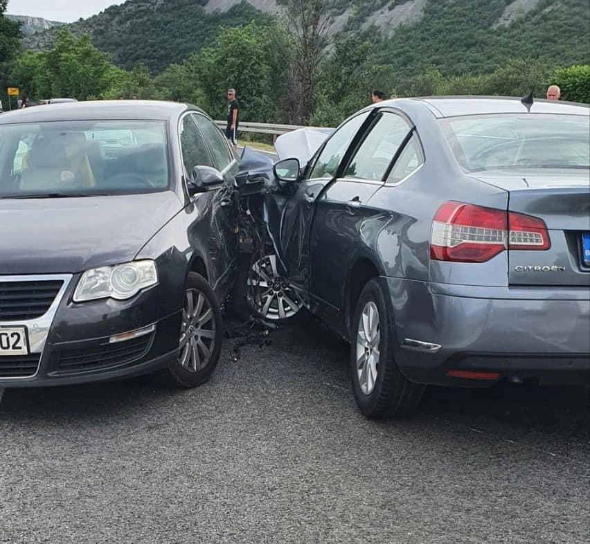 Više osoba ozlijeđeno u prometnoj kod Bune, vatrogasci izvlačili unesrećenu djevojku 