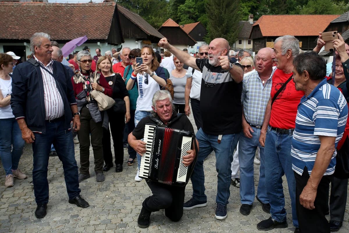 Brojni poklonici obilježili 130. obljetnicu rođenja Tita
