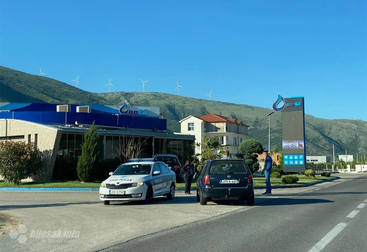 Mostar: Audi završio u kafiću nakon sudara