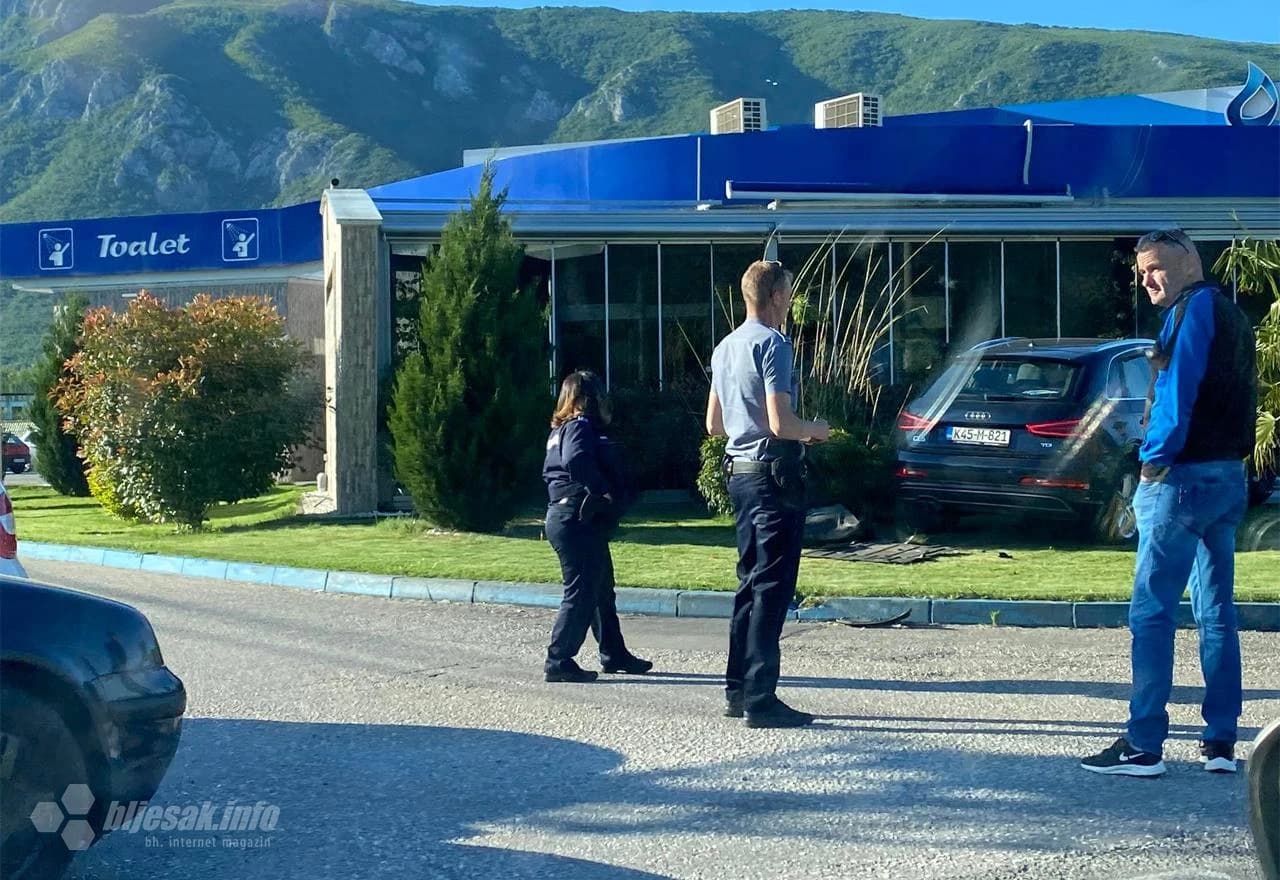 Mostar: Audi završio u kafiću nakon sudara