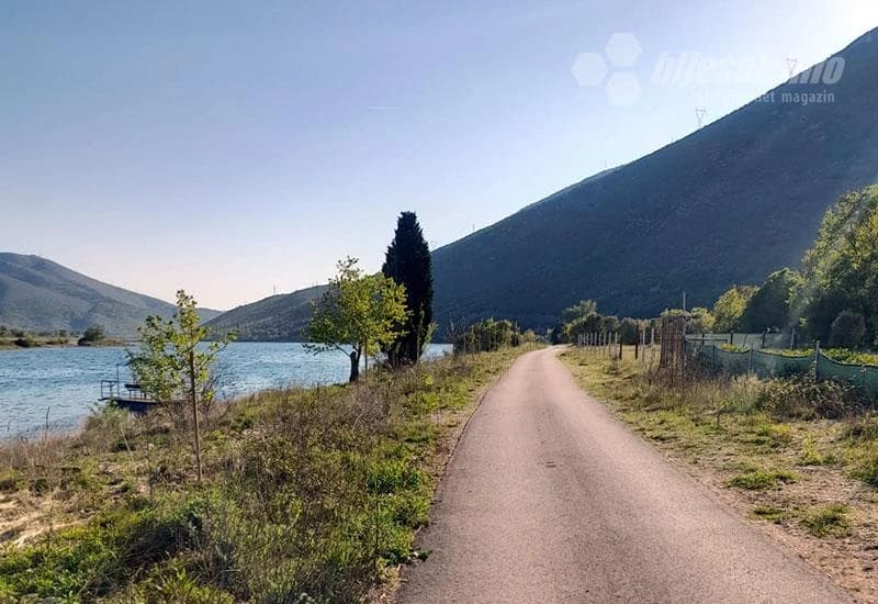 Bijelo Polje kraj Mostara od danas je bogatije za 90 sadnica. 