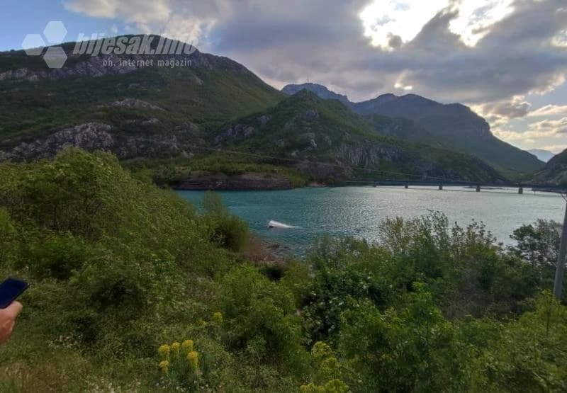 Cisterna završila u jezeru