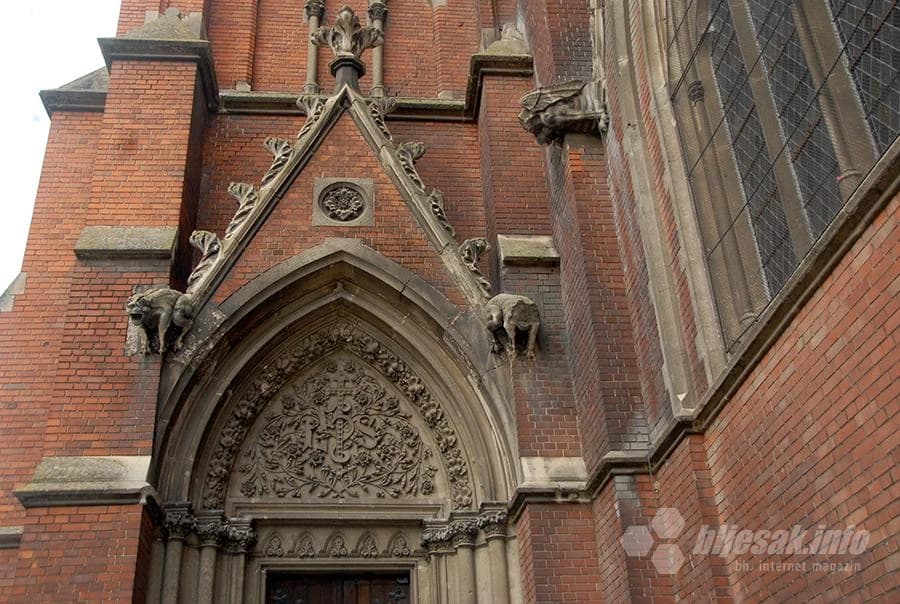 Vodorige iznad bočnog ulaza