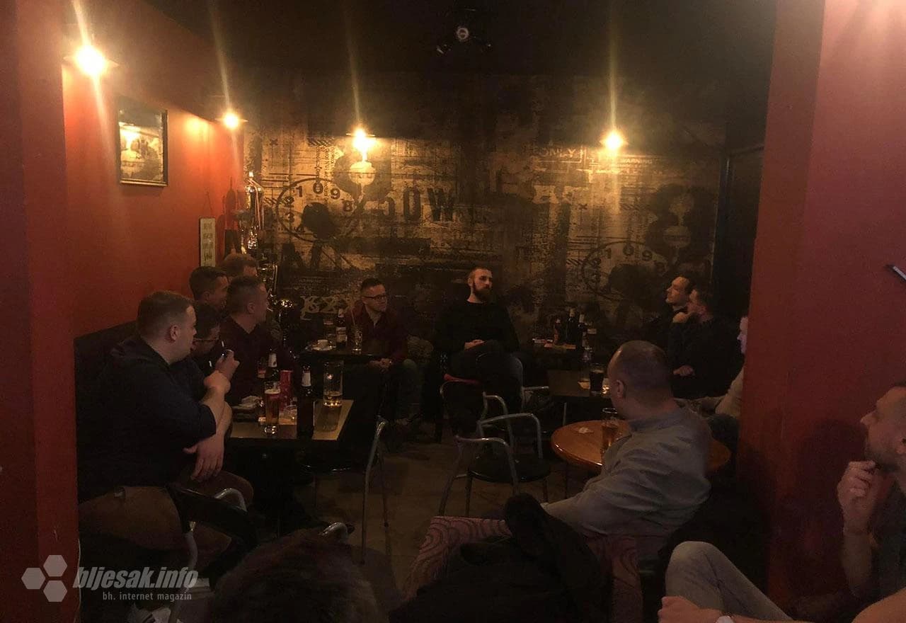Desničari u pubu u Mostaru