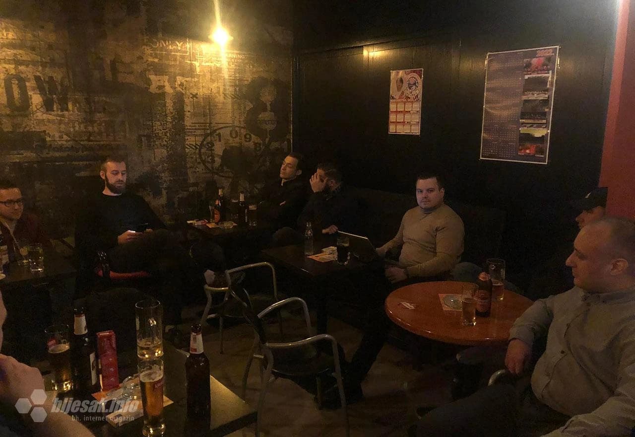 Desničari u pubu u Mostaru