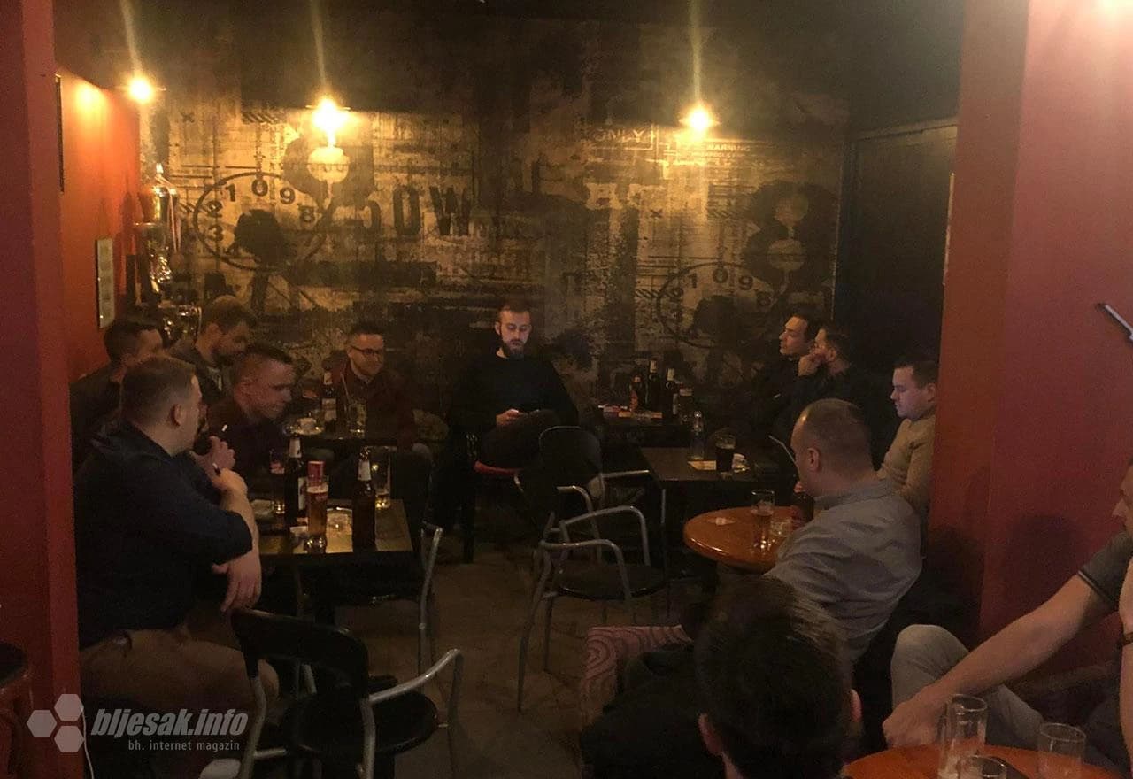 Desničari u pubu u Mostaru