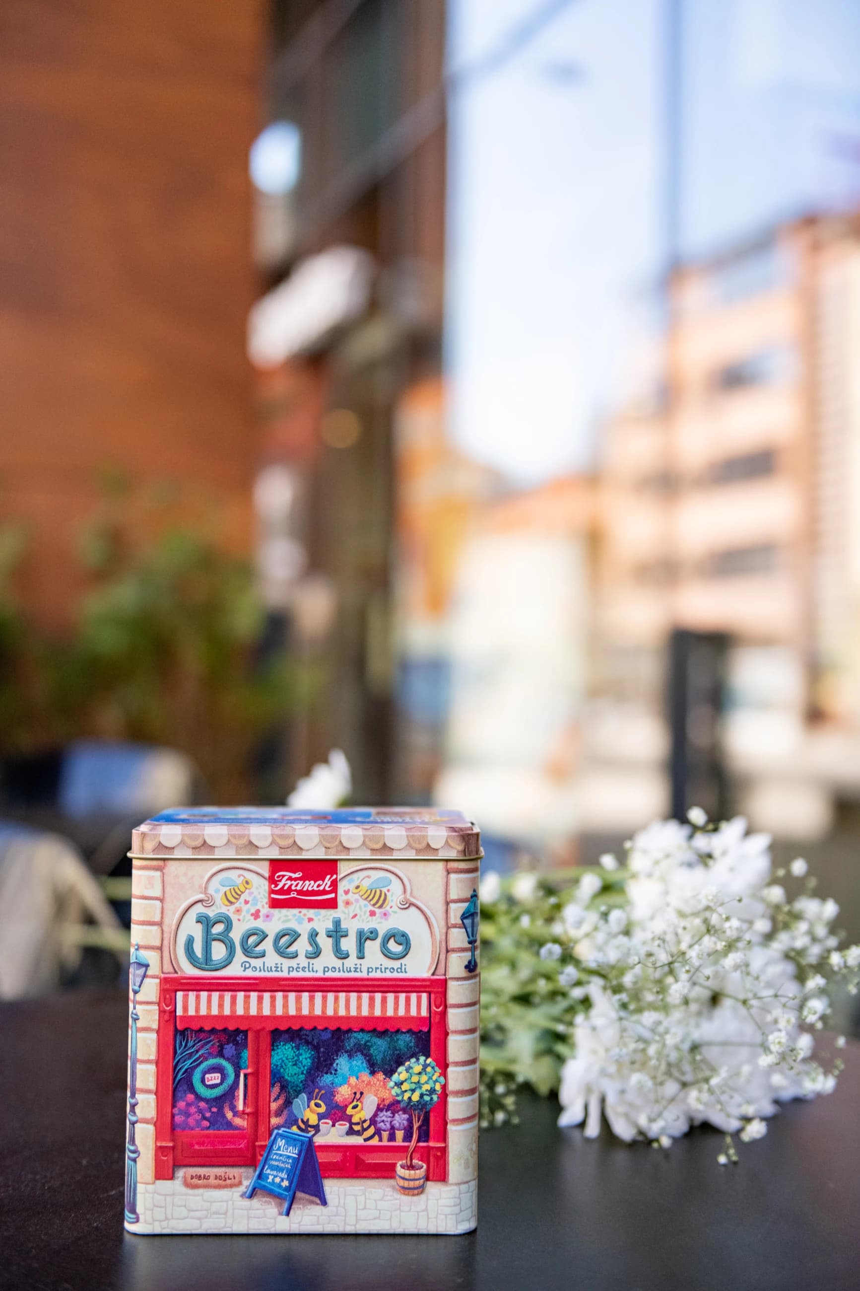 Osvježite svoj balkon ili terasu Franck Beestro posudom s cvijećem i osigurajte hranu desecima pčela