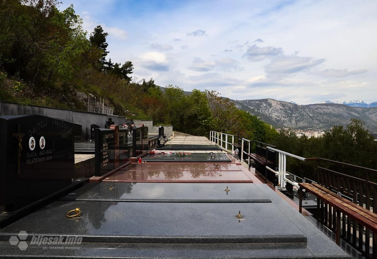 Lopovi pokrali ukrasne ručice sa grobnica 