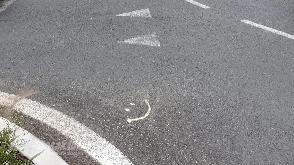 Mali smajlići i strelice odolijevaju zubu vremena, mostarskom suncu, mostarskim kišama, mostarskim gumama ...