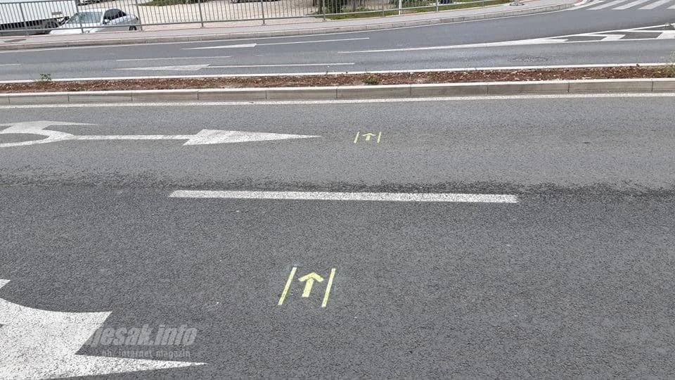 Mali smajlići i strelice odolijevaju zubu vremena, mostarskom suncu, mostarskim kišama, mostarskim gumama ...