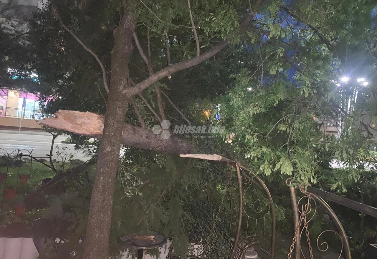 Centar 2 opet na meti mostarske bure: Pao bor na baštu ugostiteljskog objekta