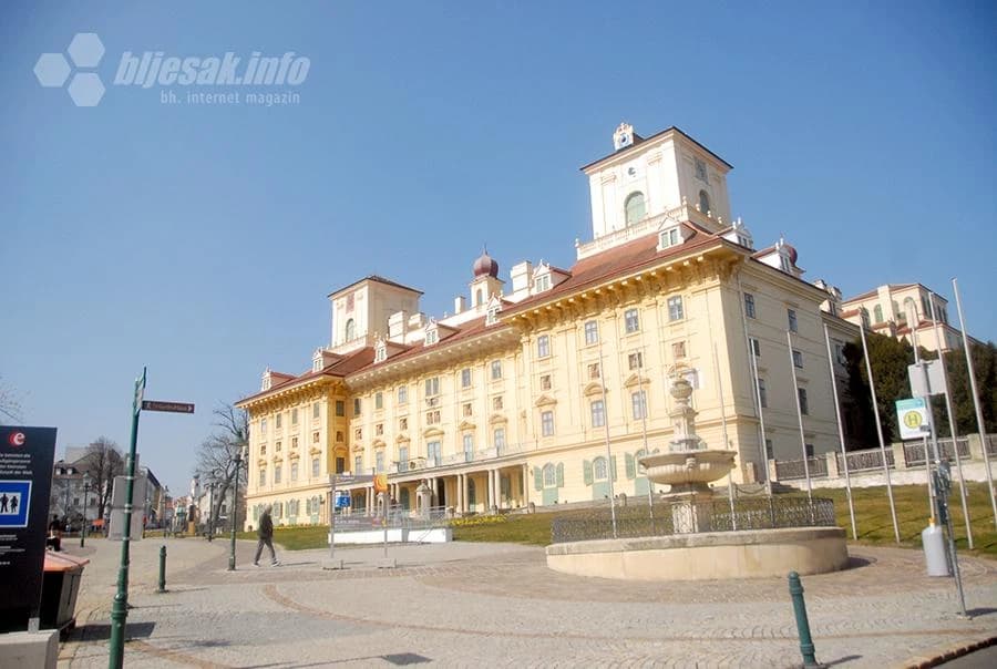 …ispred palače Esterházy