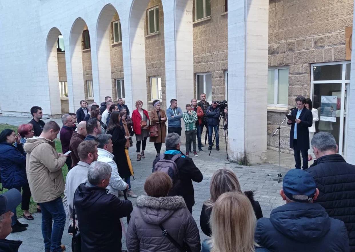 Prva samostalna izložba fotografija Dragana Tomića pod nazivom Kroz objektiv