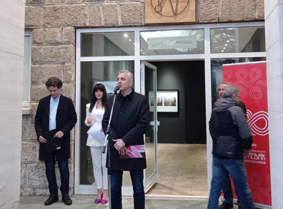 Prva samostalna izložba fotografija Dragana Tomića pod nazivom Kroz objektiv