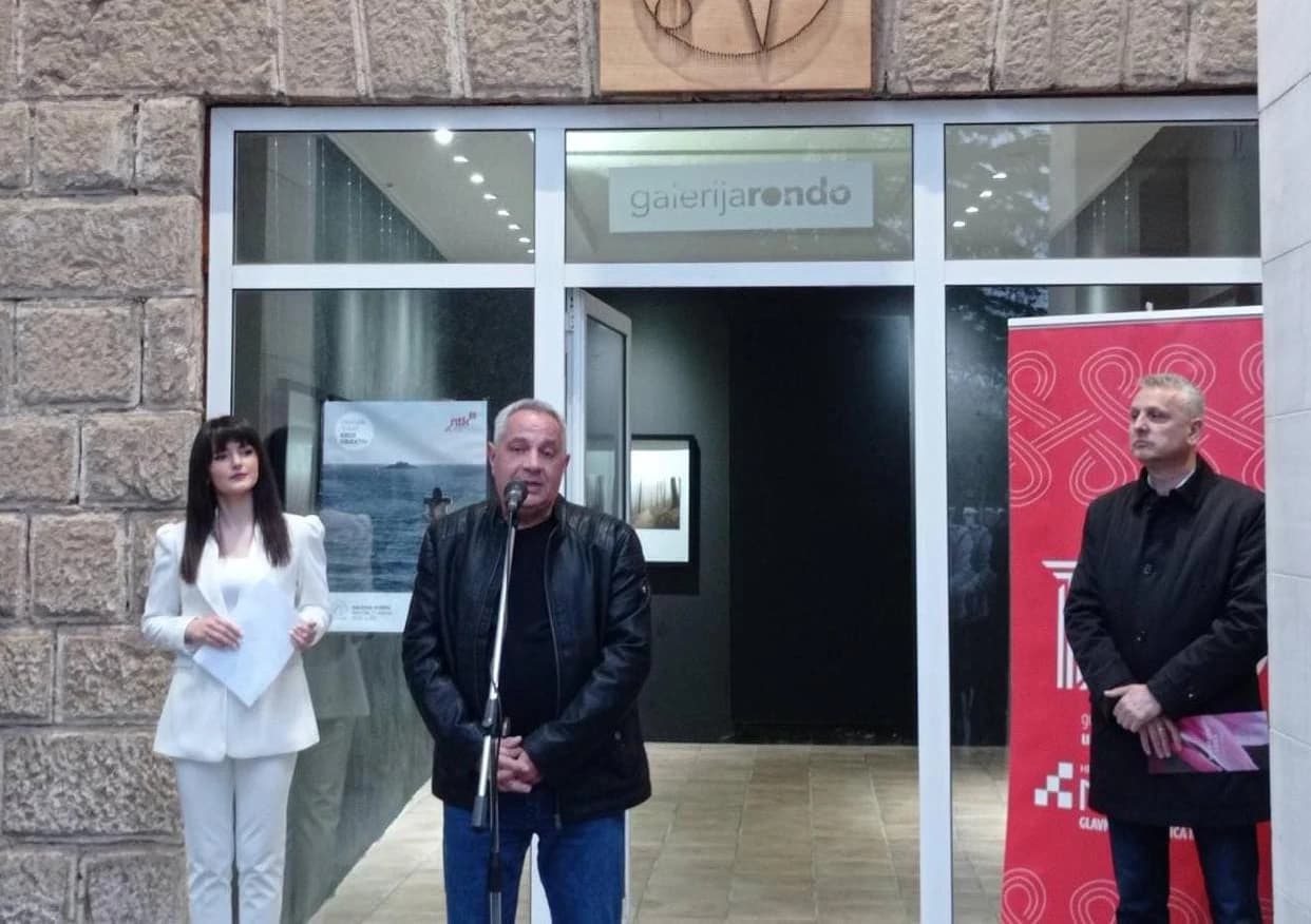 Prva samostalna izložba fotografija Dragana Tomića pod nazivom Kroz objektiv