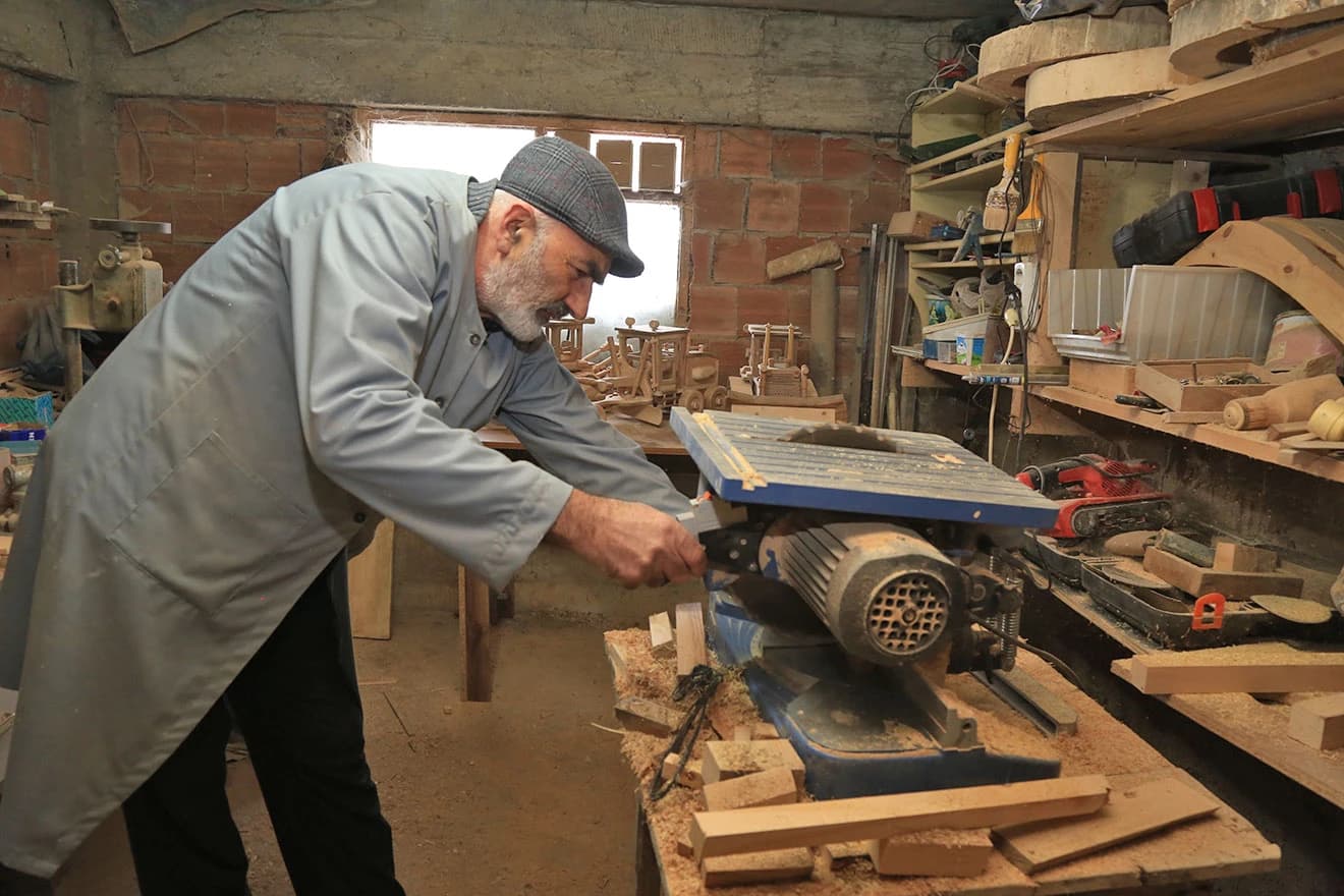 Umirovljenik Yusuf Bekci u svojoj radionici