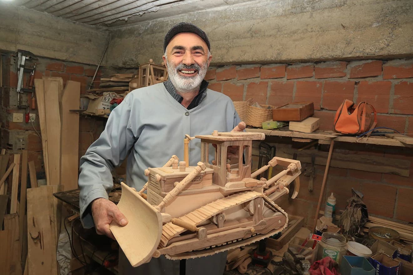 Umirovljenik Yusuf Bekci u svojoj radionici