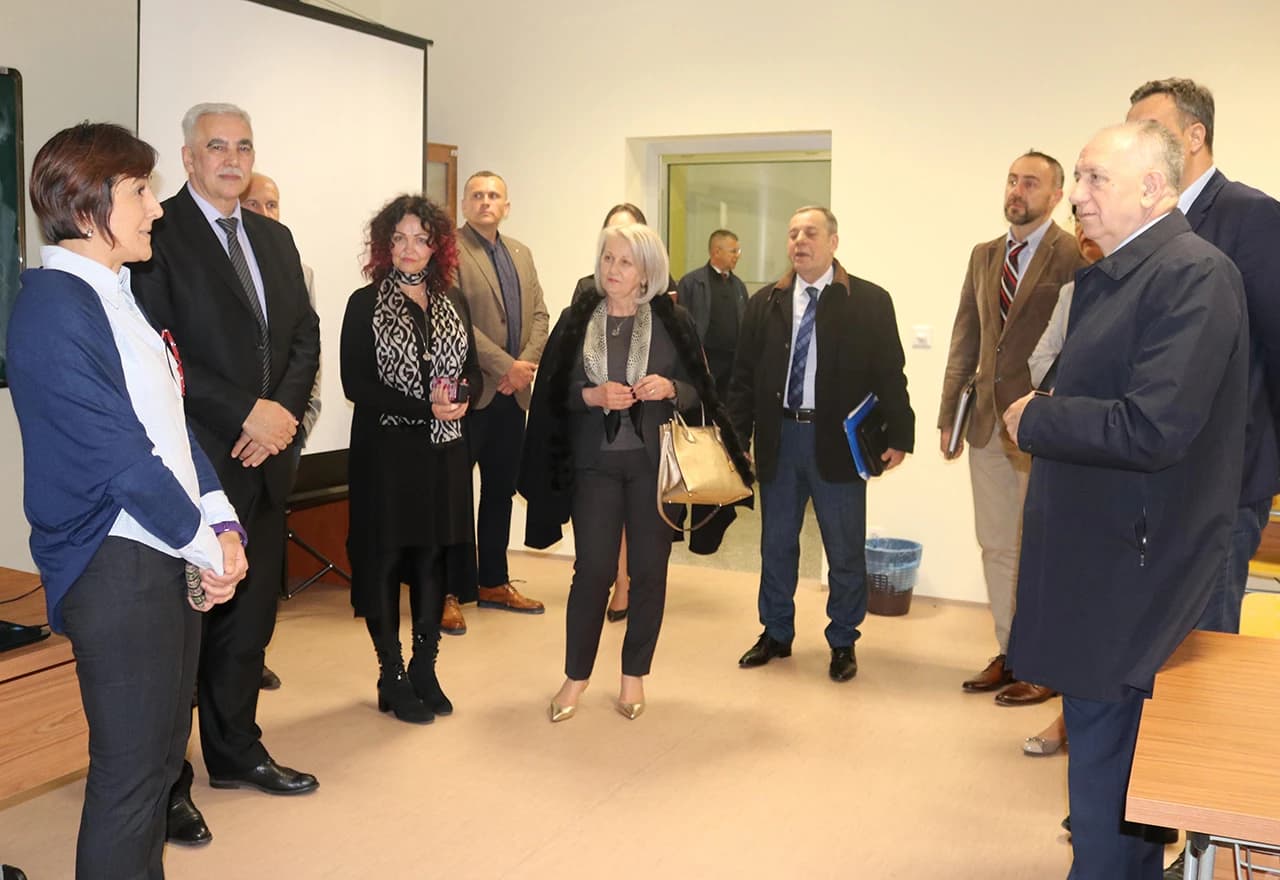 Izaslanstvo Zajedničkog povjerenstva za obranu i sigurnost Parlamentarne skupštine BiH posjetilo je u četvrtak Agenciju za školovanje i stručno usavršavanje kadrova