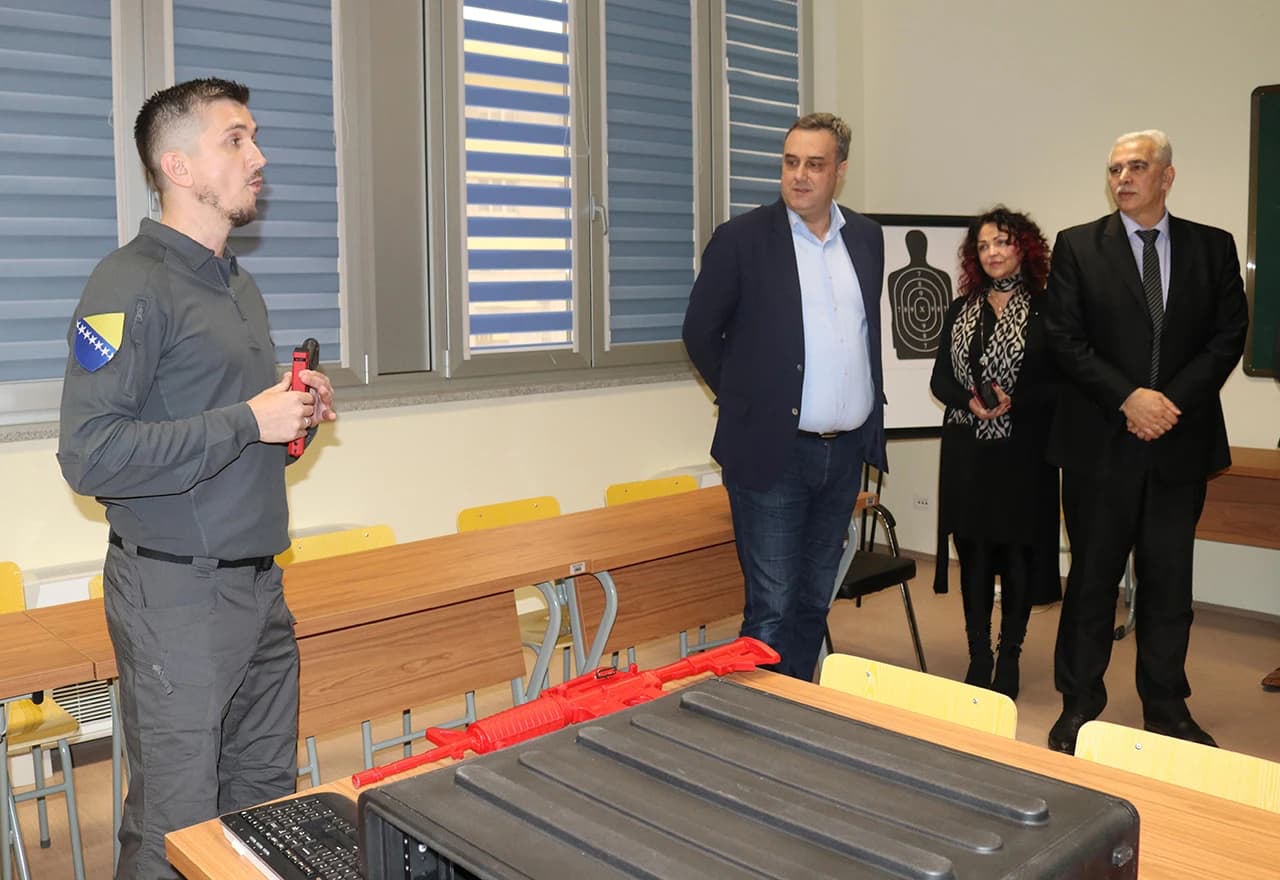 Izaslanstvo Zajedničkog povjerenstva za obranu i sigurnost Parlamentarne skupštine BiH posjetilo je u četvrtak Agenciju za školovanje i stručno usavršavanje kadrova