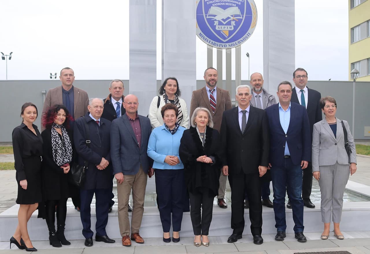 Izaslanstvo Zajedničkog povjerenstva za obranu i sigurnost Parlamentarne skupštine BiH posjetilo je u četvrtak Agenciju za školovanje i stručno usavršavanje kadrova