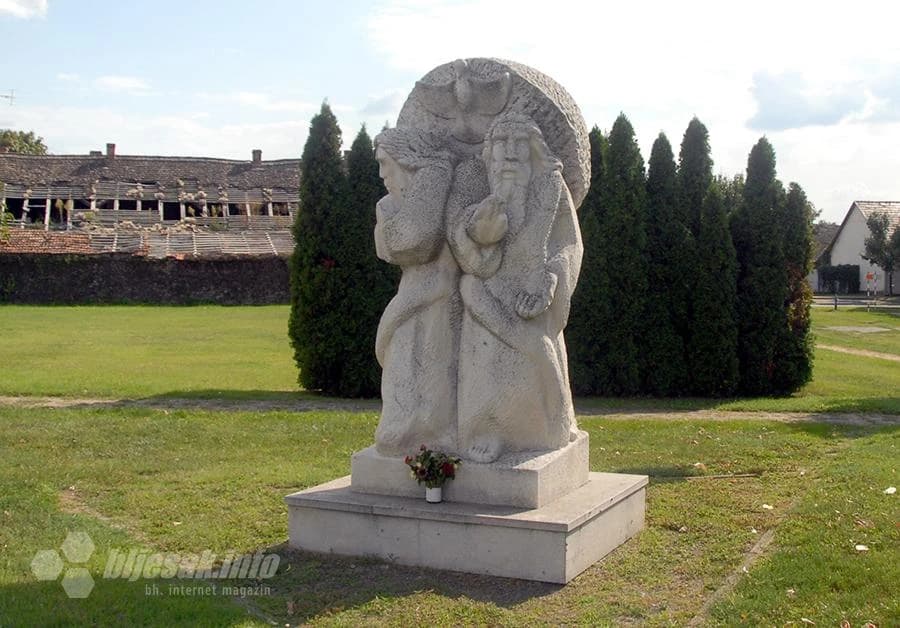 Sveto Trojstvo sprijeda…