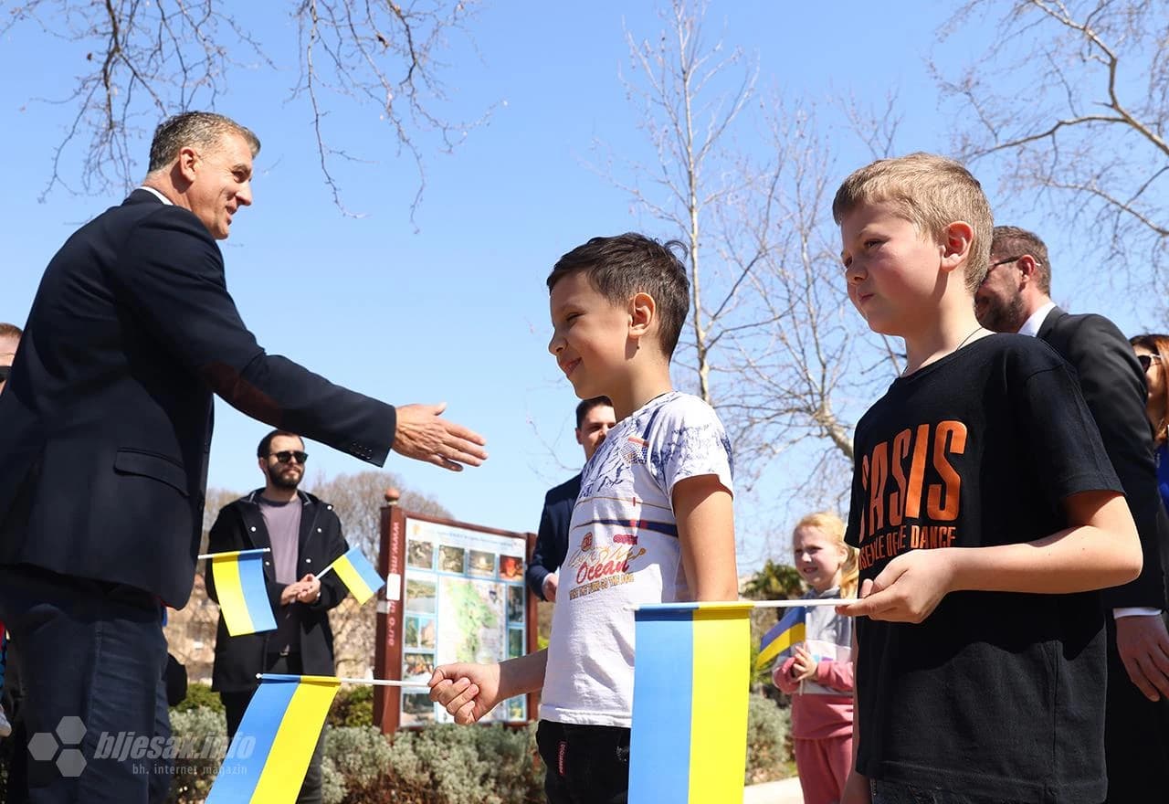 Mostarski studenti šetali za mir u Ukrajini
