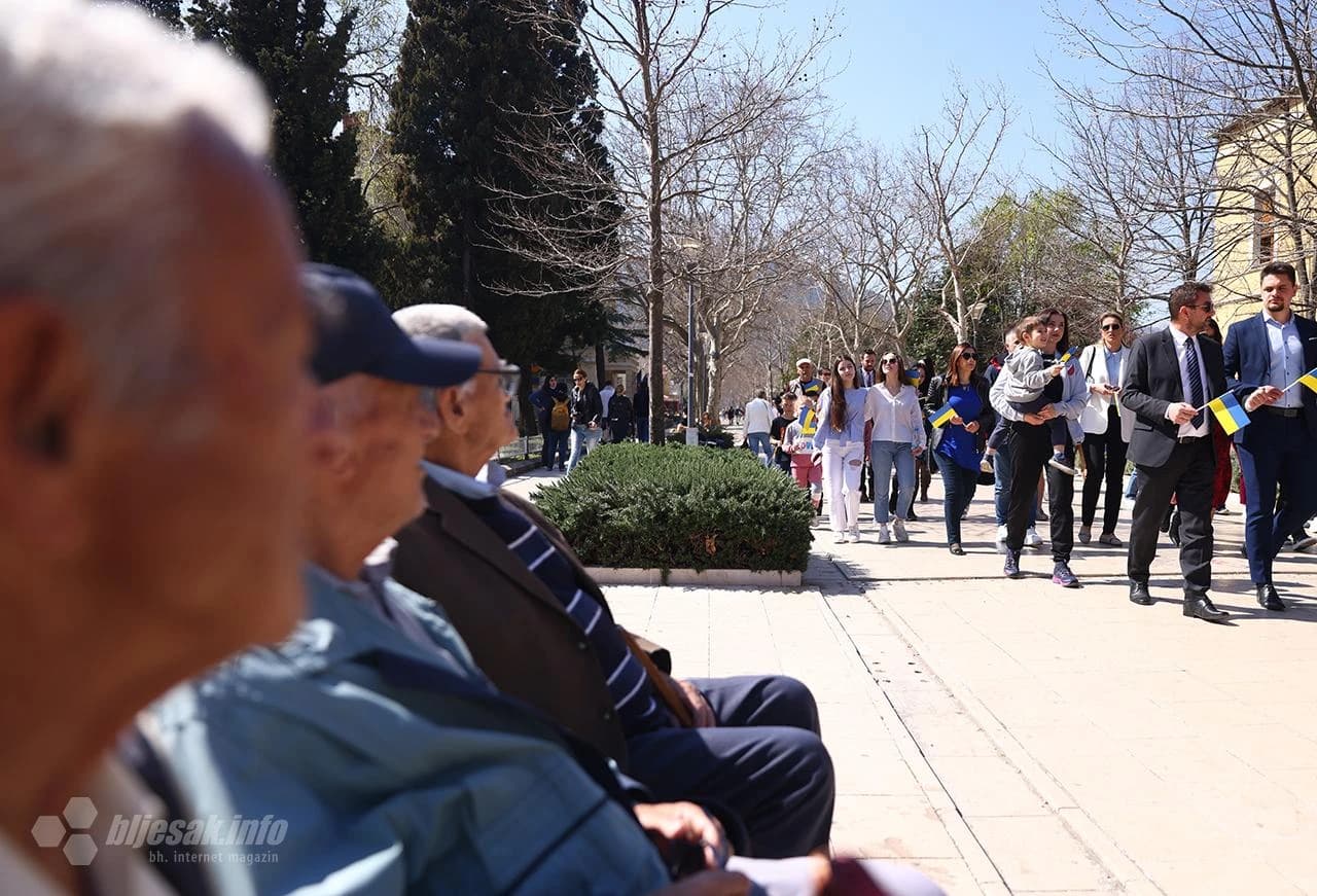 Mostarski studenti šetali za mir u Ukrajini