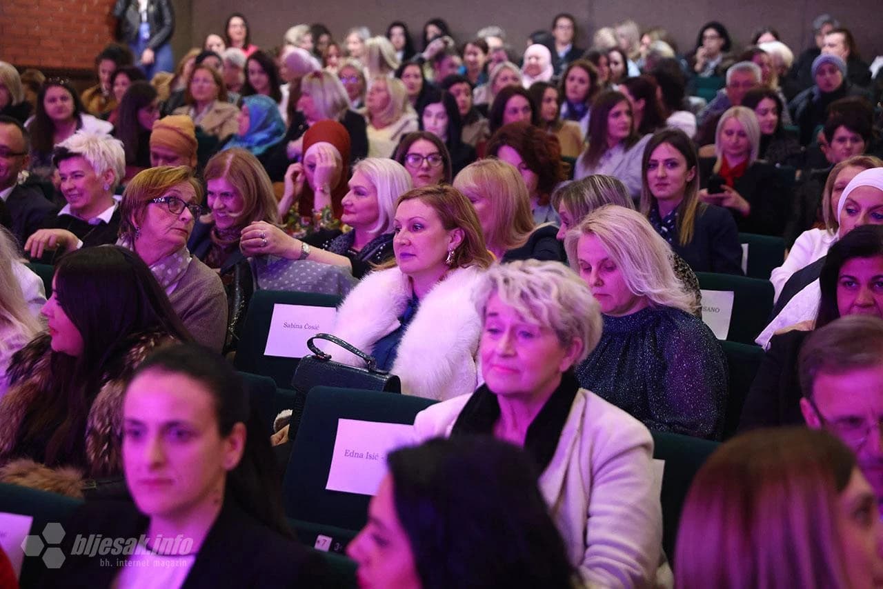 Tribini pod nazivom „OsnaŽENA“ održana je u Narodnom pozorištu u Mostaru