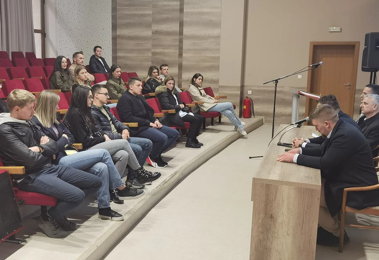 Napretkova tribina za mlade pod nazivom Društvo u službi čovjeka