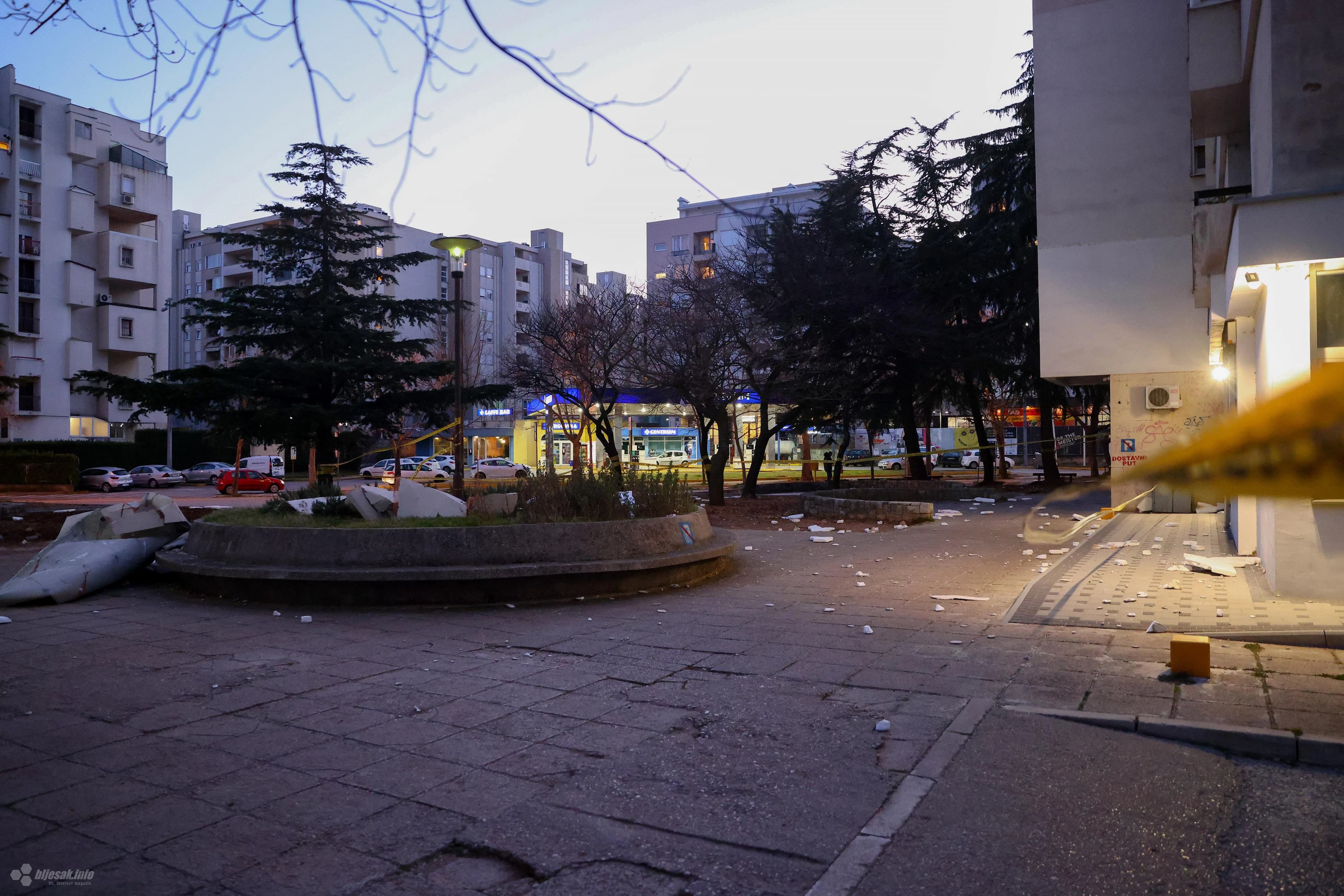 Ostaci fasade koju je otpuhala mostarska bura