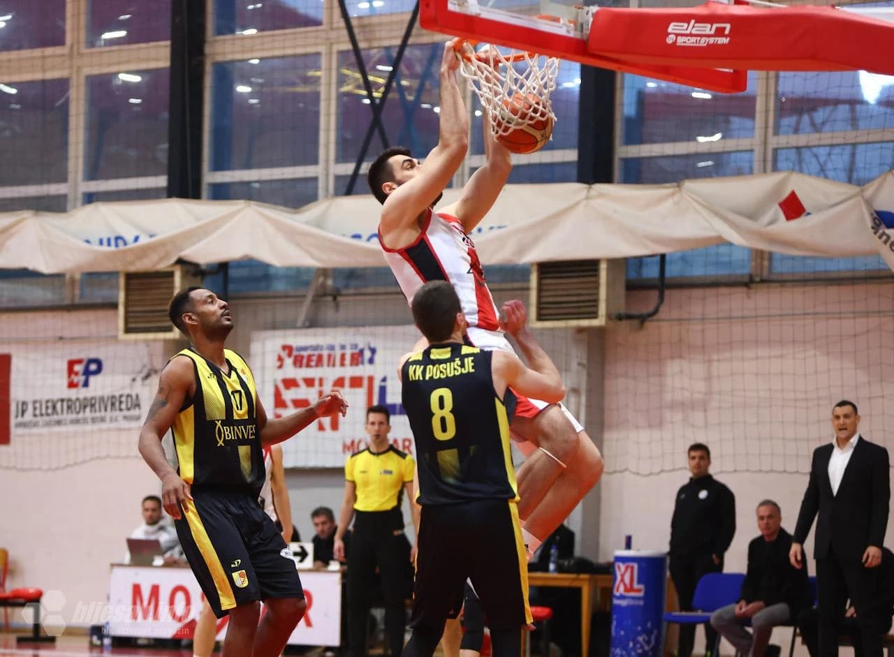 Milenko Veljković zakucava