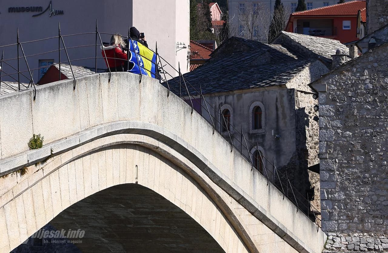 Klub skakača u vodu ''Mostari'' obilježio je dan neovisnosti BiH tradicionalnim skokom sa Starog mosta