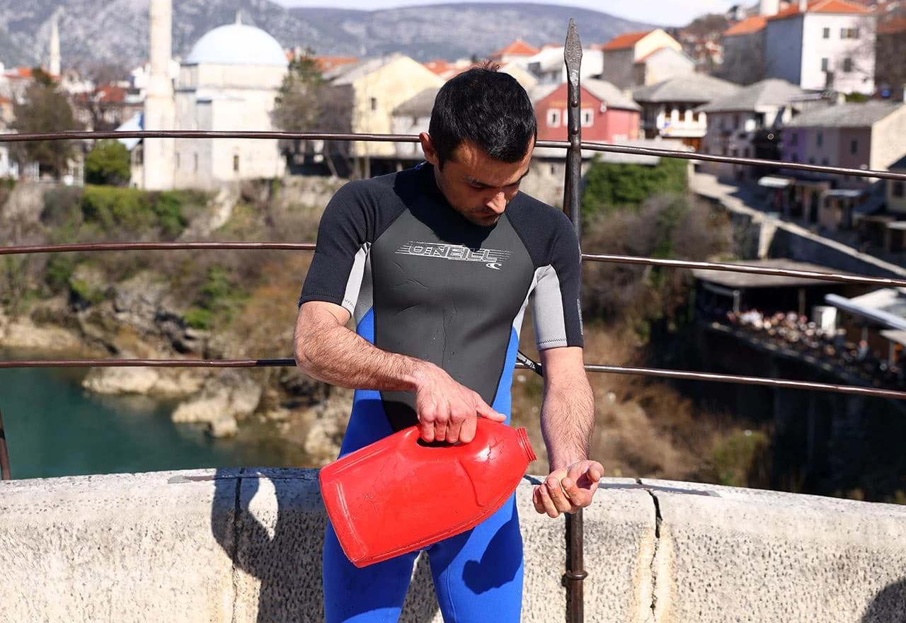 Igor Kazić se priprema za skok sa Starog mosta
