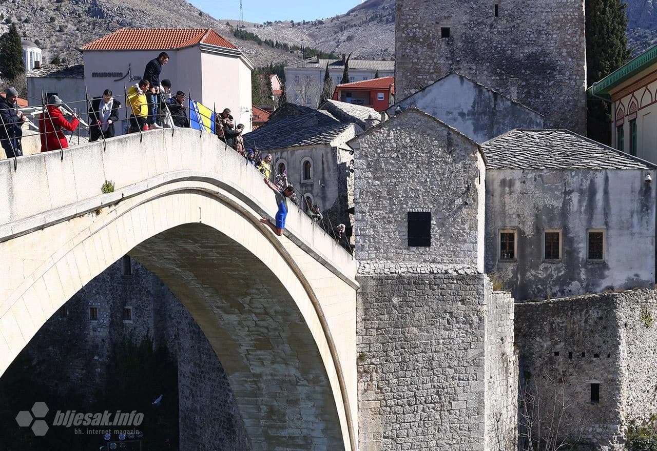 Klub skakača u vodu ''Mostari'' obilježio je dan neovisnosti BiH tradicionalnim skokom sa Starog mosta