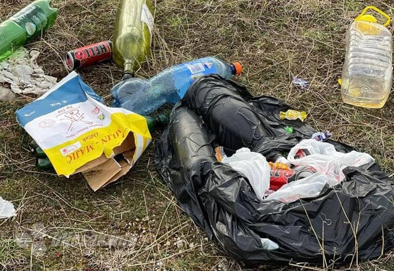 Divlja deponija uz cestu prema pomoćnoj pisti 