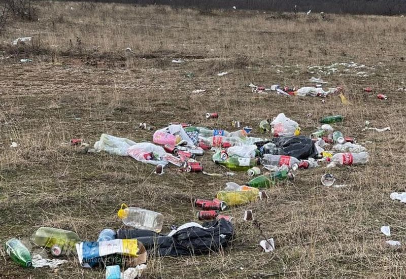 Divlja deponija uz cestu prema pomoćnoj pisti 