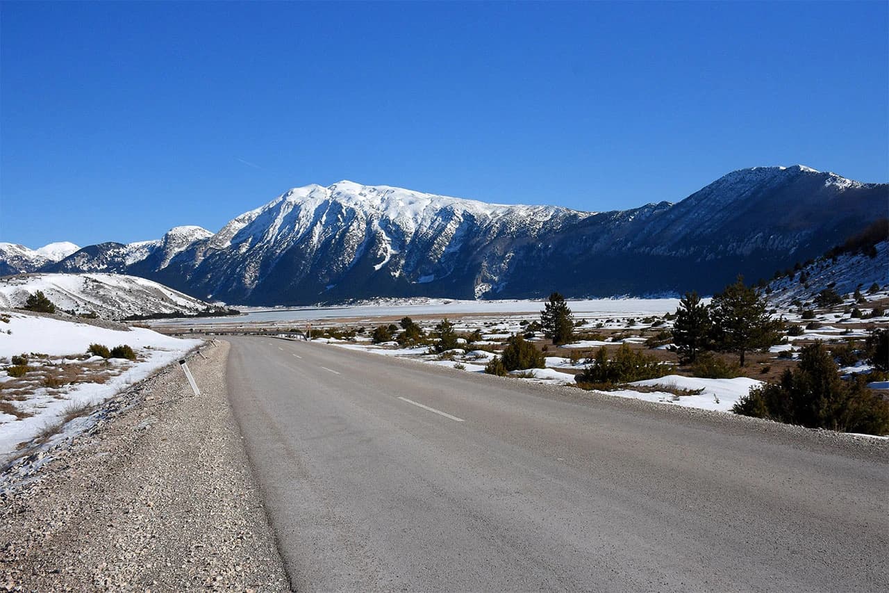 Prelijepe fotografije snijegom i ledom prekrivenog Blidinjskog jezera 