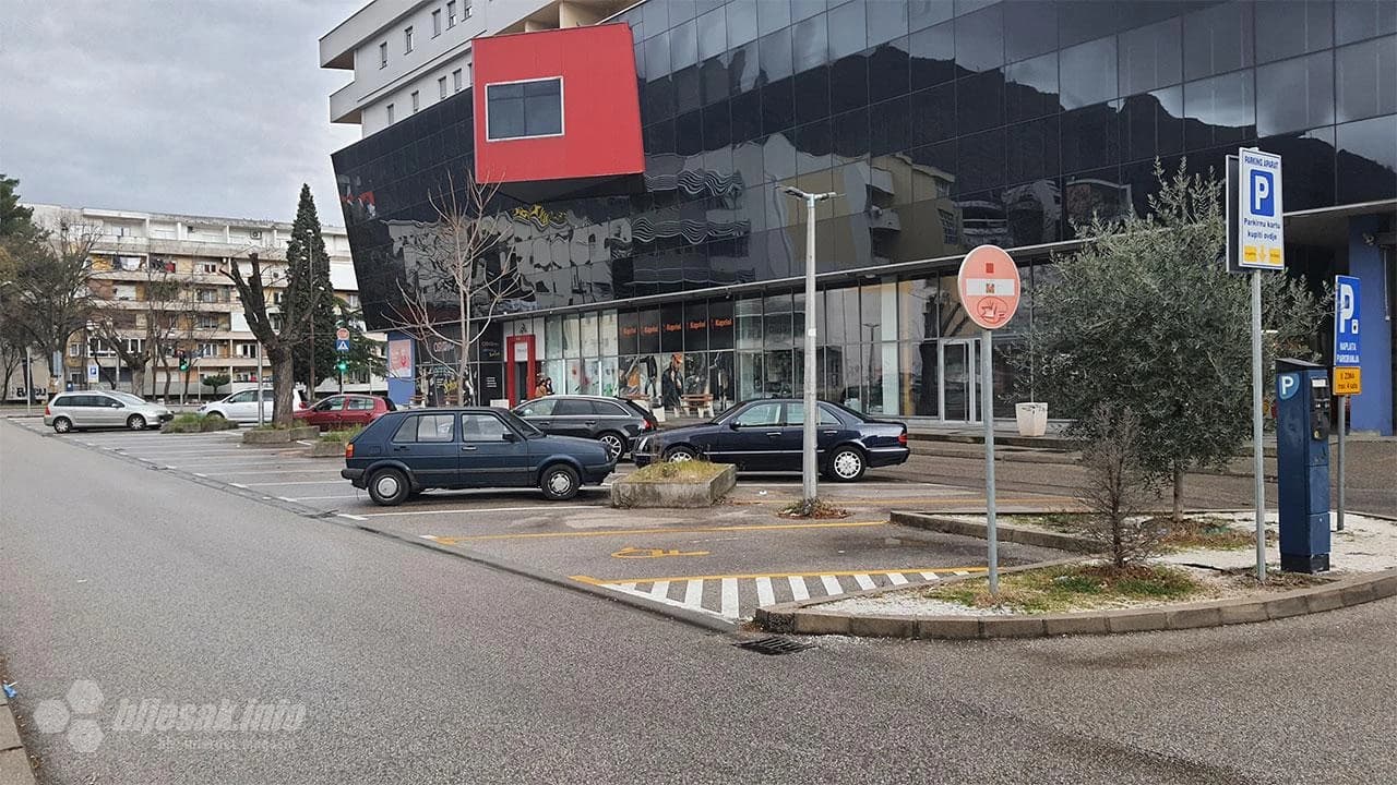 Prazna parking mjesta prvog dana naplate u Mostaru