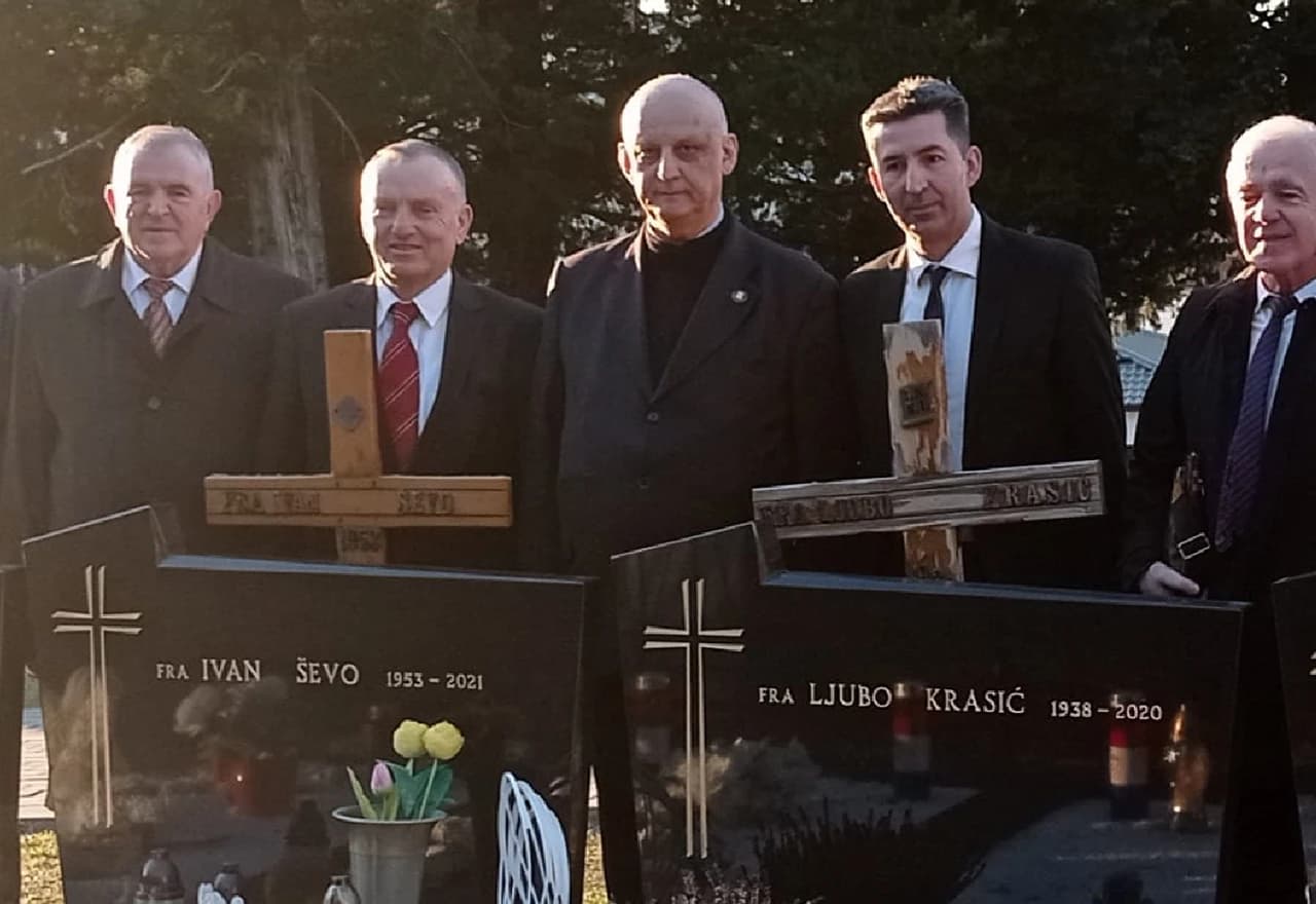 Prije predstavljanja knjige generali su položili vijenac pred križem za poginule branitelje Brotnja