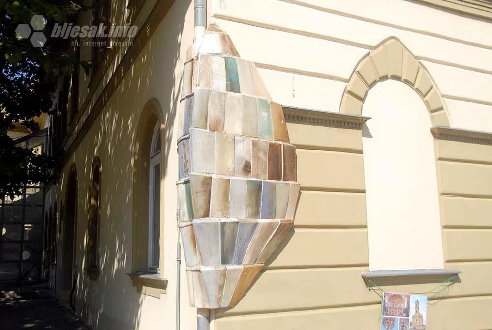 Orijentalni ukrasi na zgradi do džamije