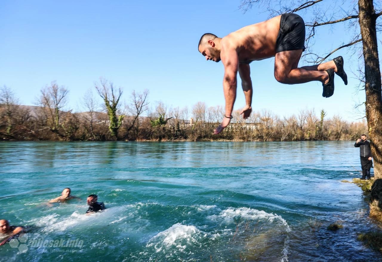 Plivanje za Časni krst u Ortiješu