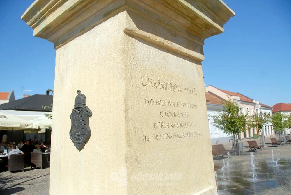 Natpis na postamentu Sokolovog spomenika