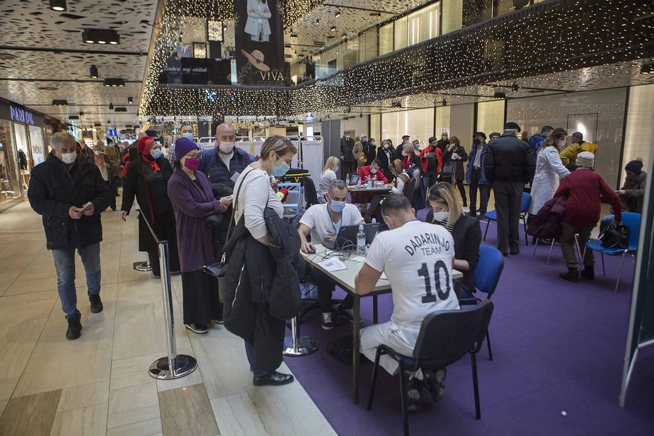 Veliki broj Sarajlija na punktu za cijepljenje