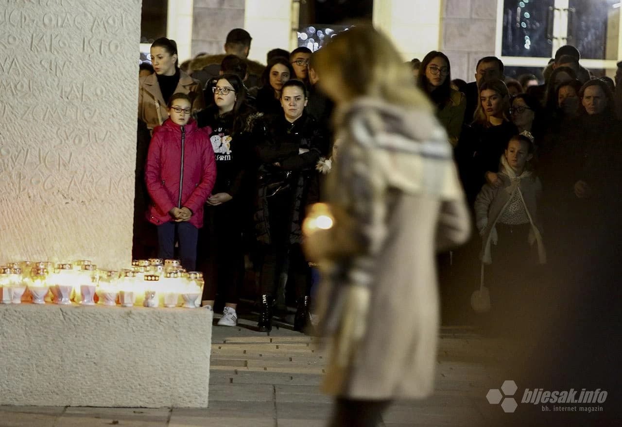 Tisuće ljudi zapalilo svijeće za osam ugašenih mladih života