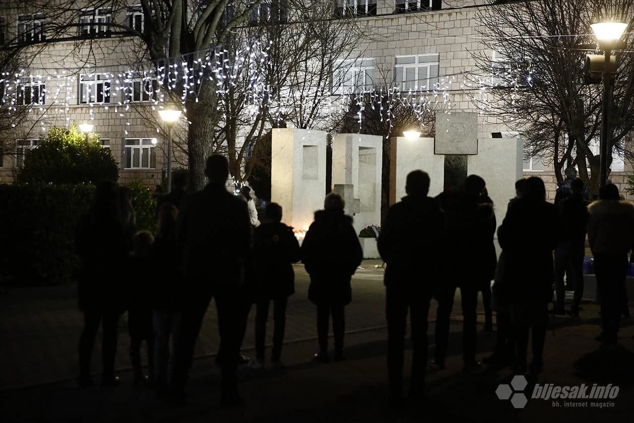 Tisuće ljudi zapalilo svijeće za osam ugašenih mladih života