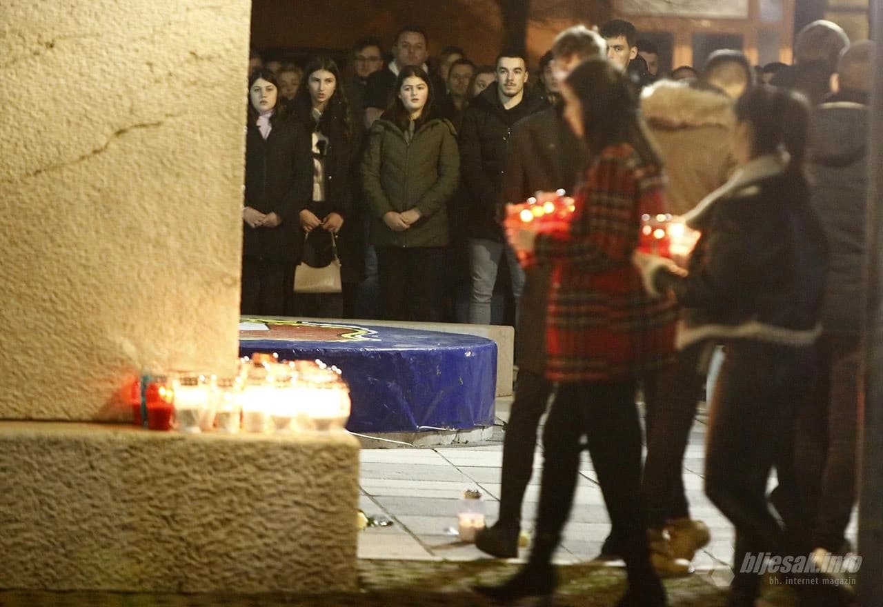Tisuće ljudi zapalilo svijeće za osam ugašenih mladih života