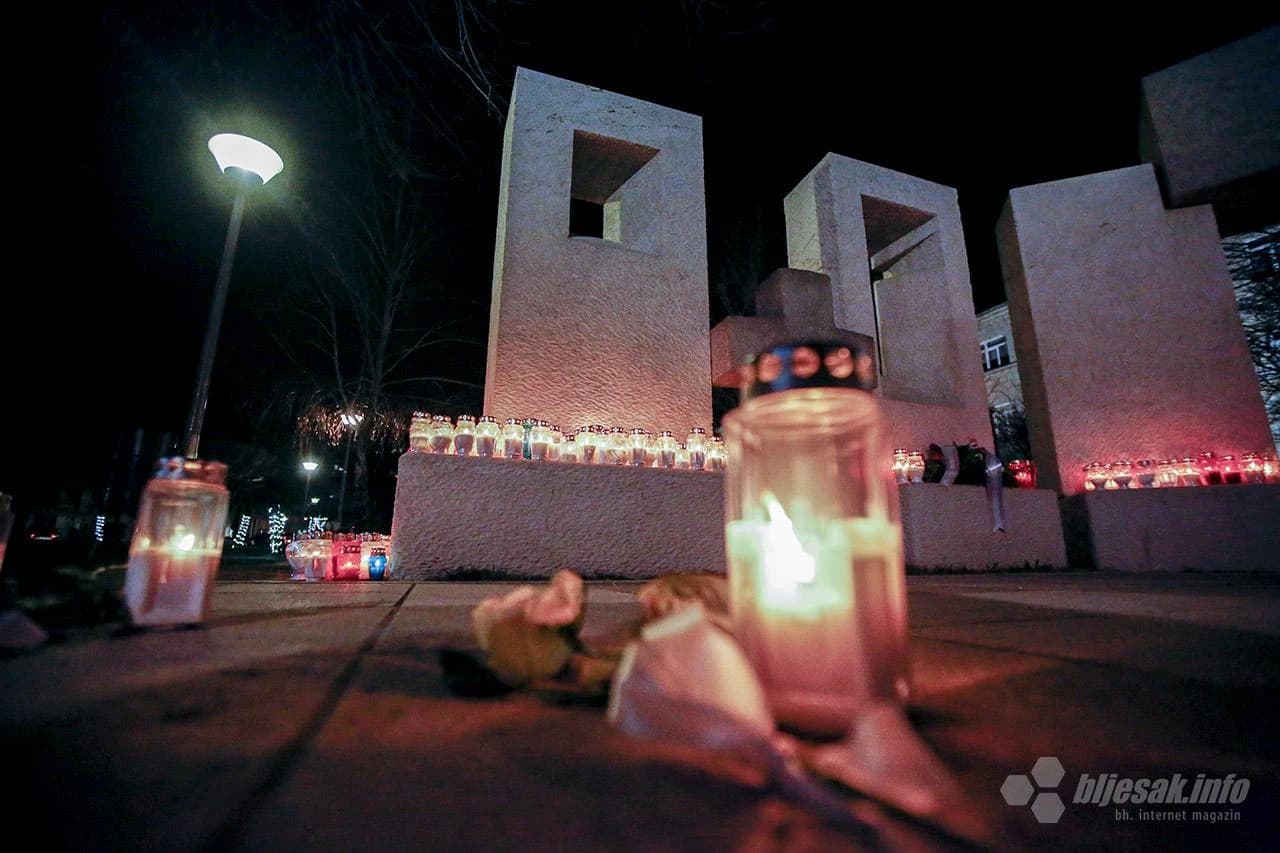 Tisuće ljudi zapalilo svijeće za osam ugašenih mladih života