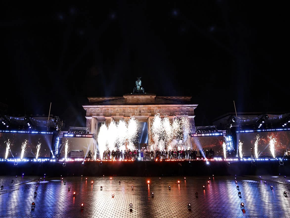 Doček u Berlinu, vatromet i zabavni program, ali ispred pozornice nigdje nikoga